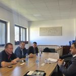 REKTORI UNT-SË, PROF. DR. BEKIM FETAJI PRITI NË NJË TAKIM PUNE EKSPERTIN GJERMAN, Z. DIRK SCHATTSCHNEIDER