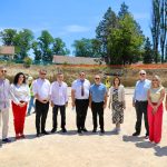 KRYETARI I KOMUNËS SË ÇAIRIT, Z. IZET MEXHITI, DHE REKTORI I UNT-SË, PROF. DR. BEKIM FETAJI, NDOQËN NGA AFËR PUNIMET NË KAMPUSIN E RI UNIVERSITAR