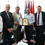 REKTORI BEKIM FETAJI URON REKTORIN KUSHTRIM AHMETI DHE SHKËMBEN PLAKETËN NDERUESE NË TETOVË