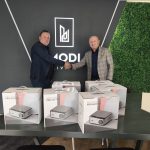 UNT PRANON DONACION PREJ 6 PROJEKTORËSH NGA NDËRMARRJA “MODI LIVING“ – TETOVË